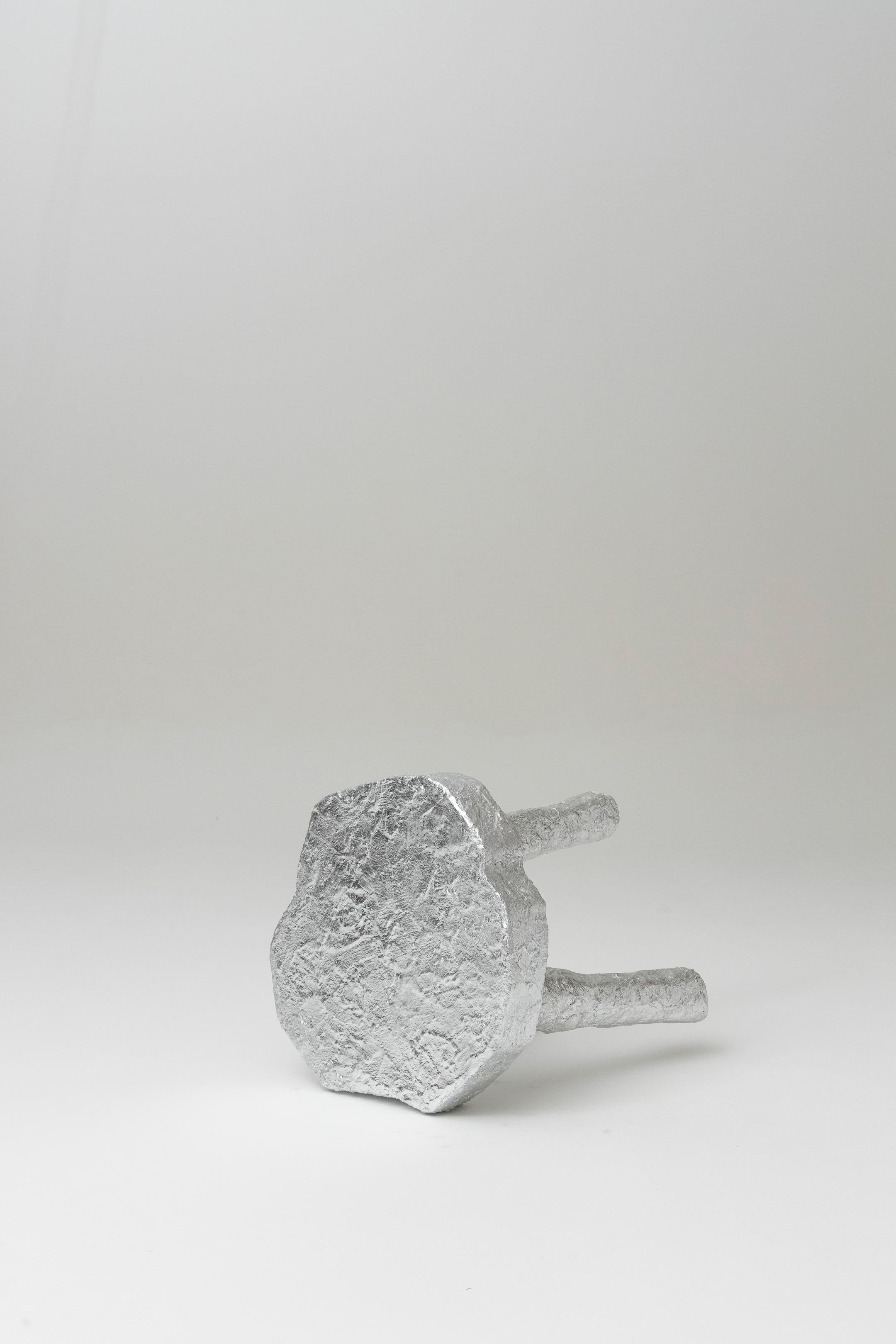 Silberner Dreibeinhocker 5