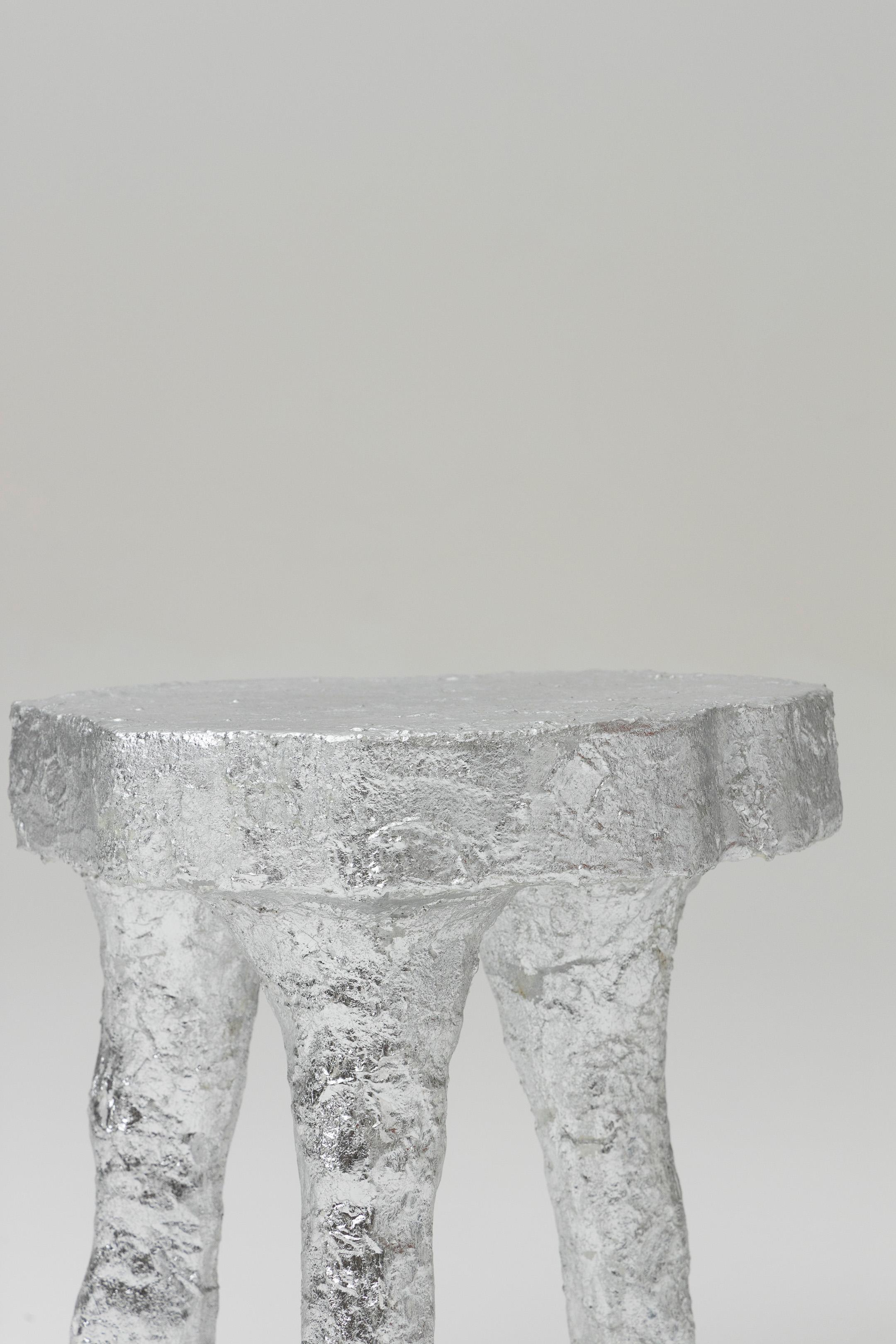 Silberner Dreibeinhocker 6