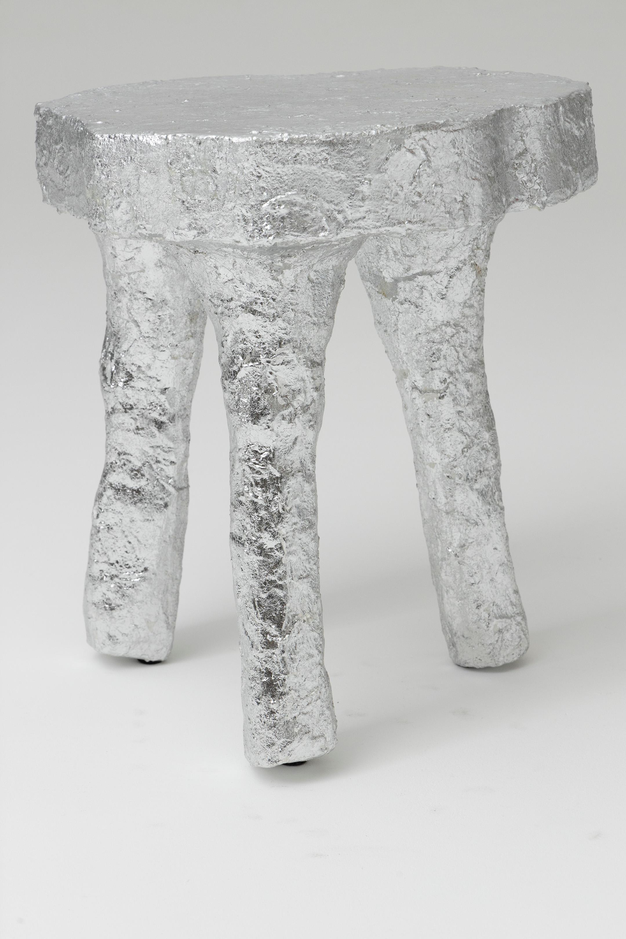 Silberner Dreibeinhocker 7