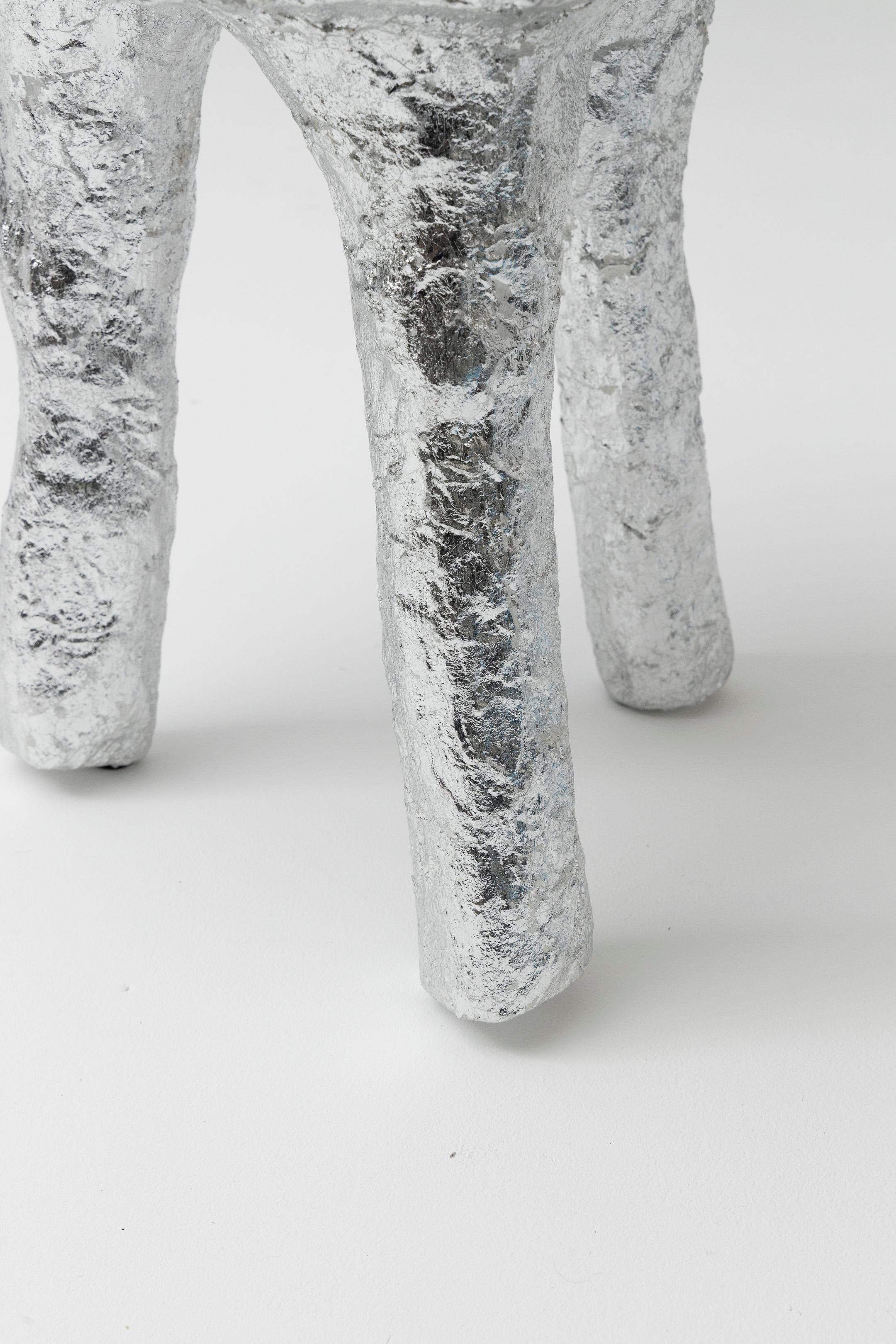 Silberner Dreibeinhocker 8