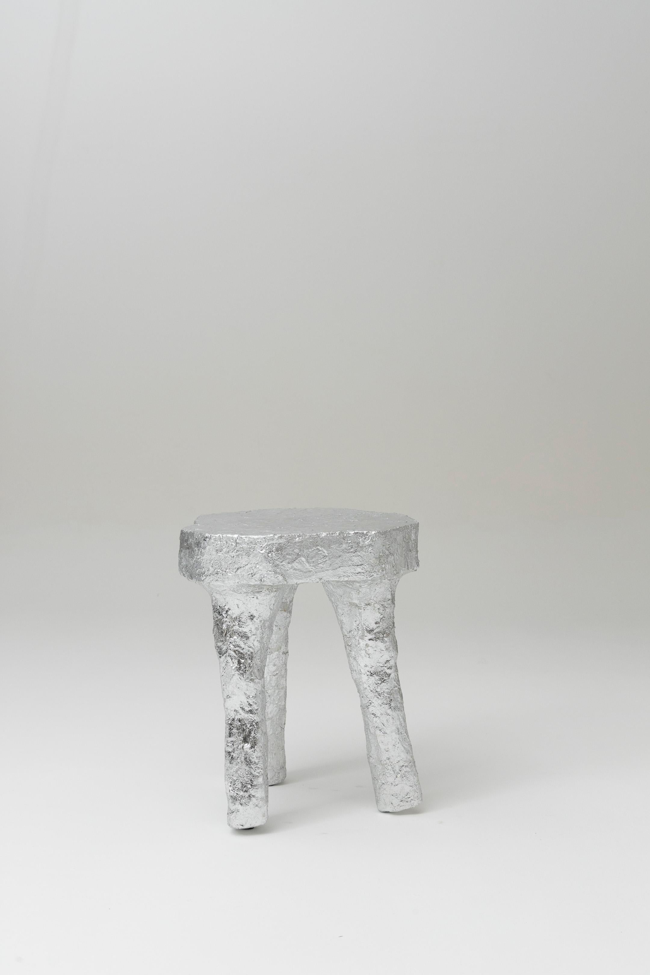 Silberner Dreibeinhocker im Zustand „Gut“ in PARIS, FR