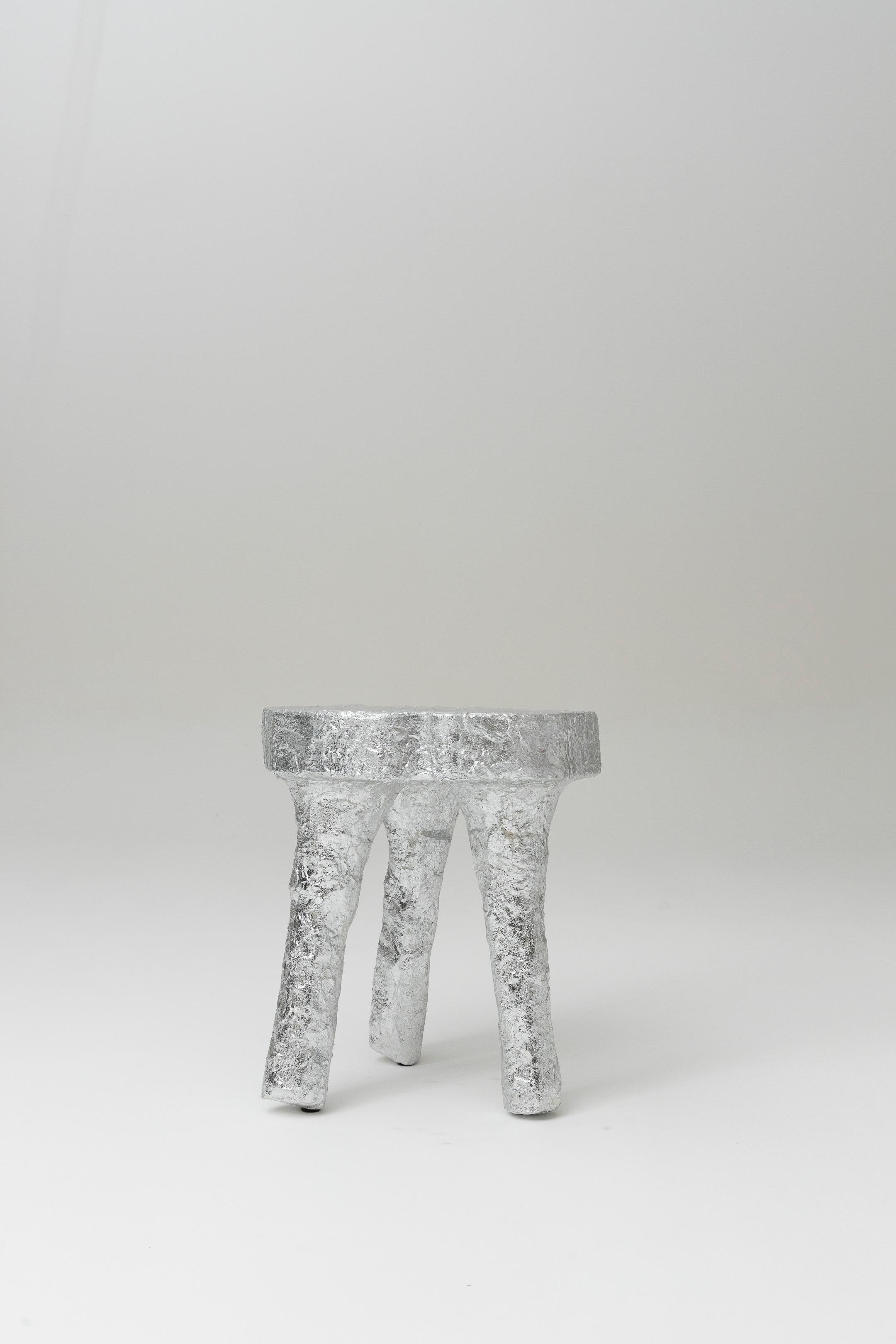 Silberner Dreibeinhocker (Chrom)