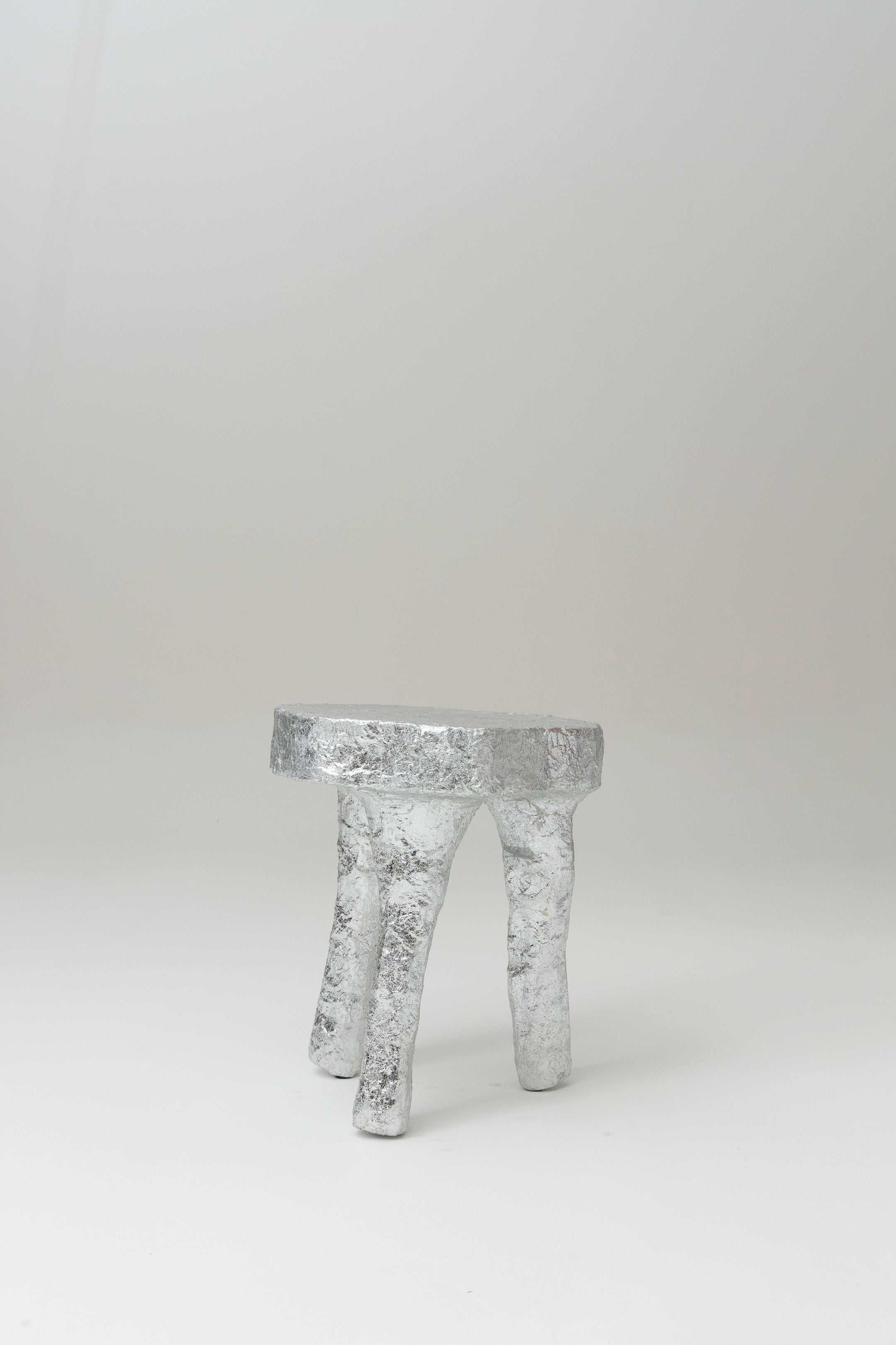 Silberner Dreibeinhocker 1