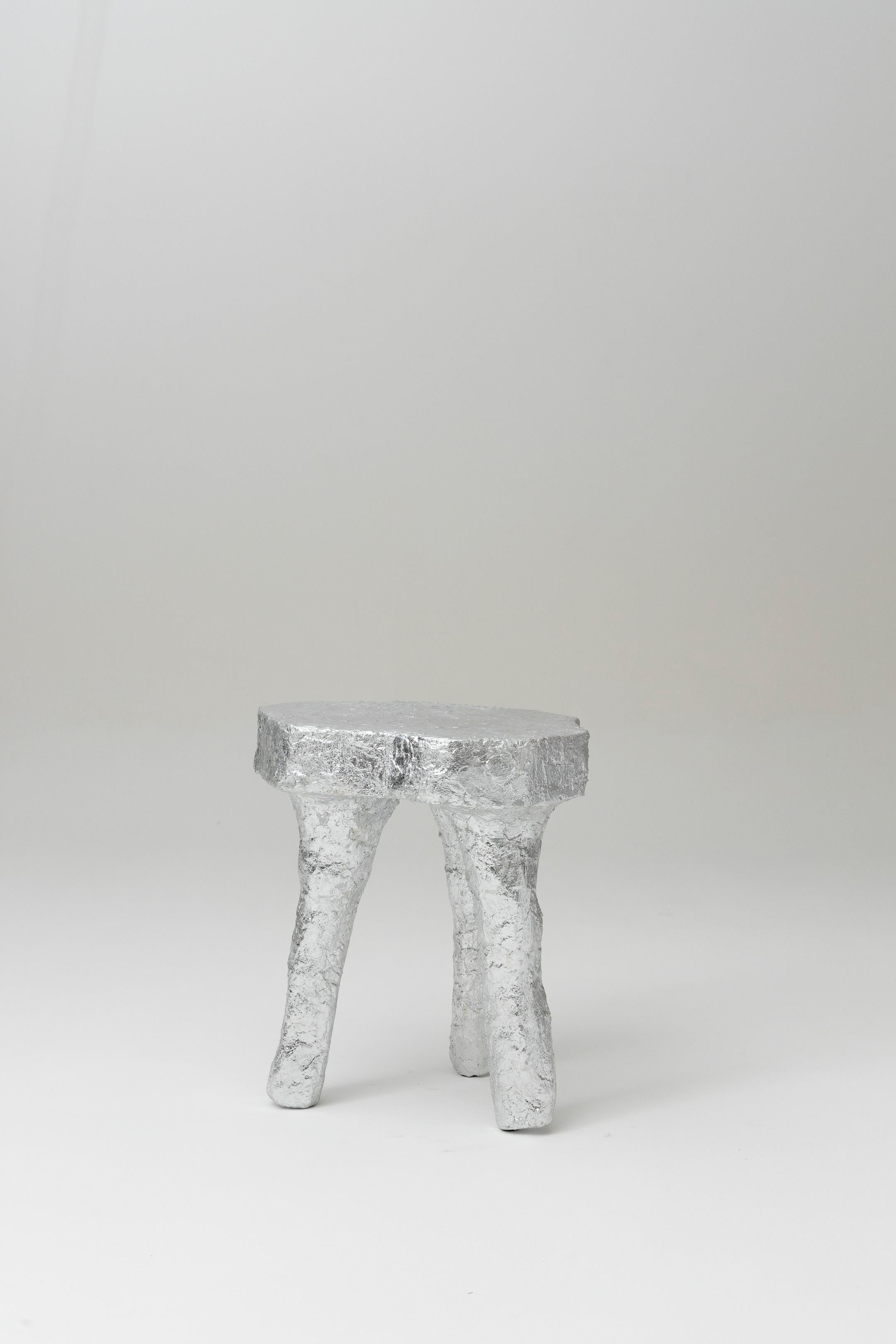 Silberner Dreibeinhocker 2