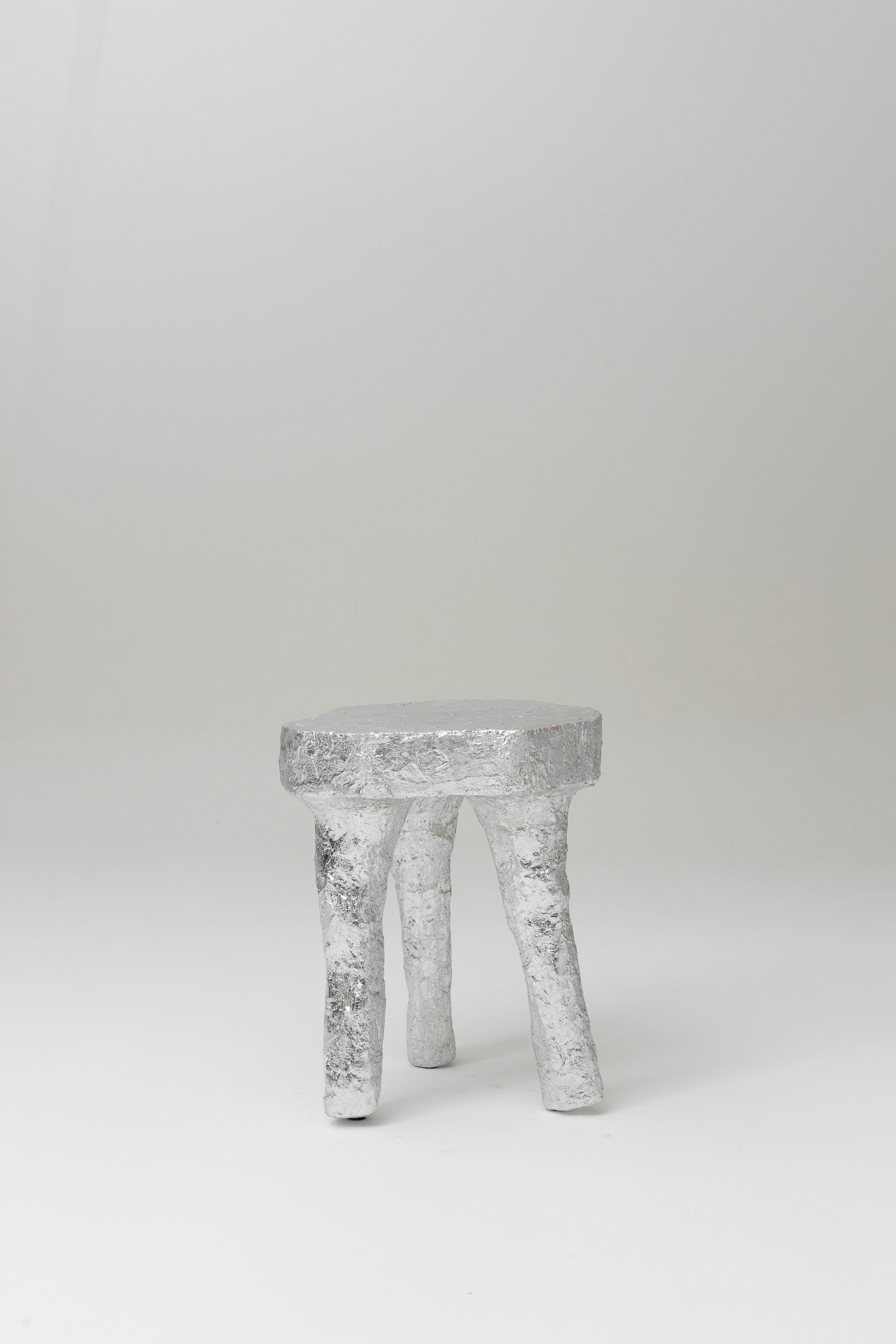 Silberner Dreibeinhocker 3