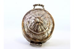 Boîte en argent en forme de soupière avec couvercle en relief, poignées et base circulaire.