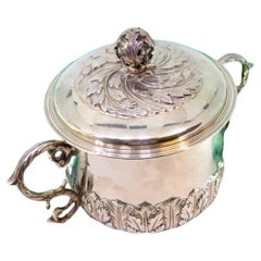 Soupière en argent avec reliefs, deux poignées et base circulaire perlée