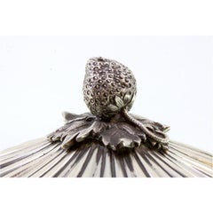 Soupière en argent avec reliefs, deux anses et pieds griffes.