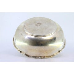 Soupière en argent avec bord ondulé et poignée ajourée sur le couvercle