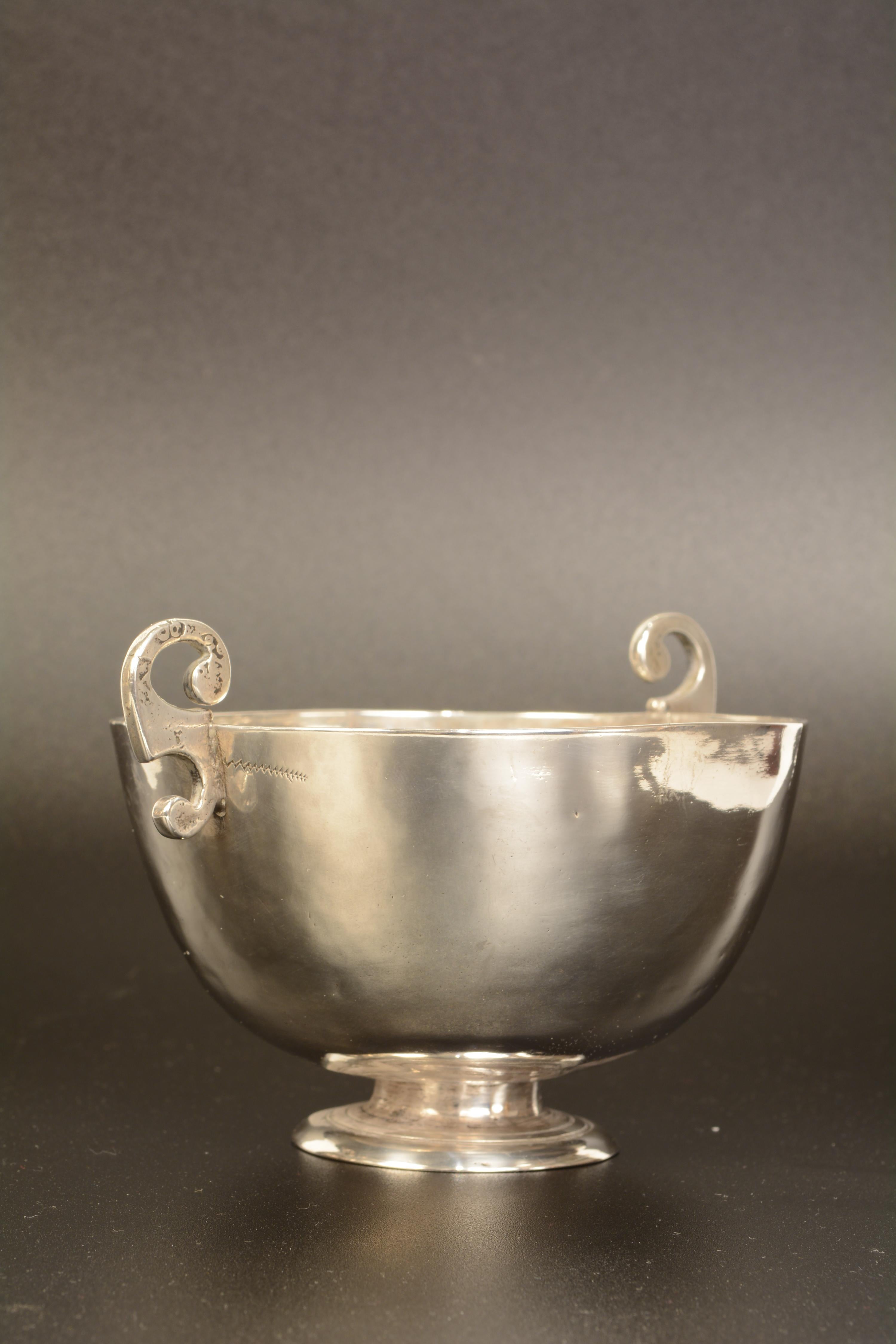 Bernegal or glass or catavinos. Silver. 17th-18th century.
With contrast marks.
Bernegal made in silver in its color that has a circular foot, body widening upwards and two flat handles in 