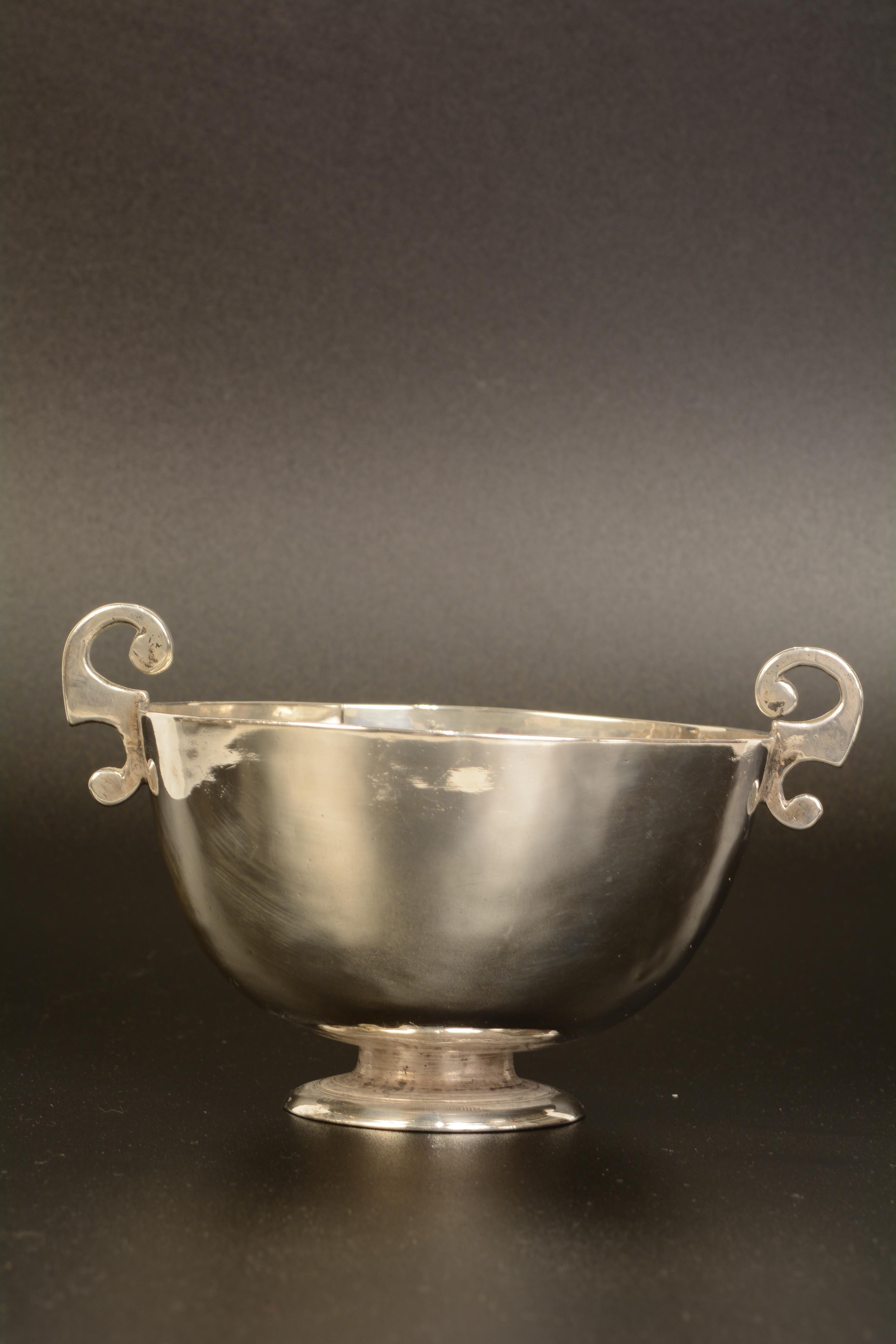 Silberbecher mit zwei Henkeln „bernegal“ aus Silber, 17.-18. Jahrhundert (Spanisch) im Angebot