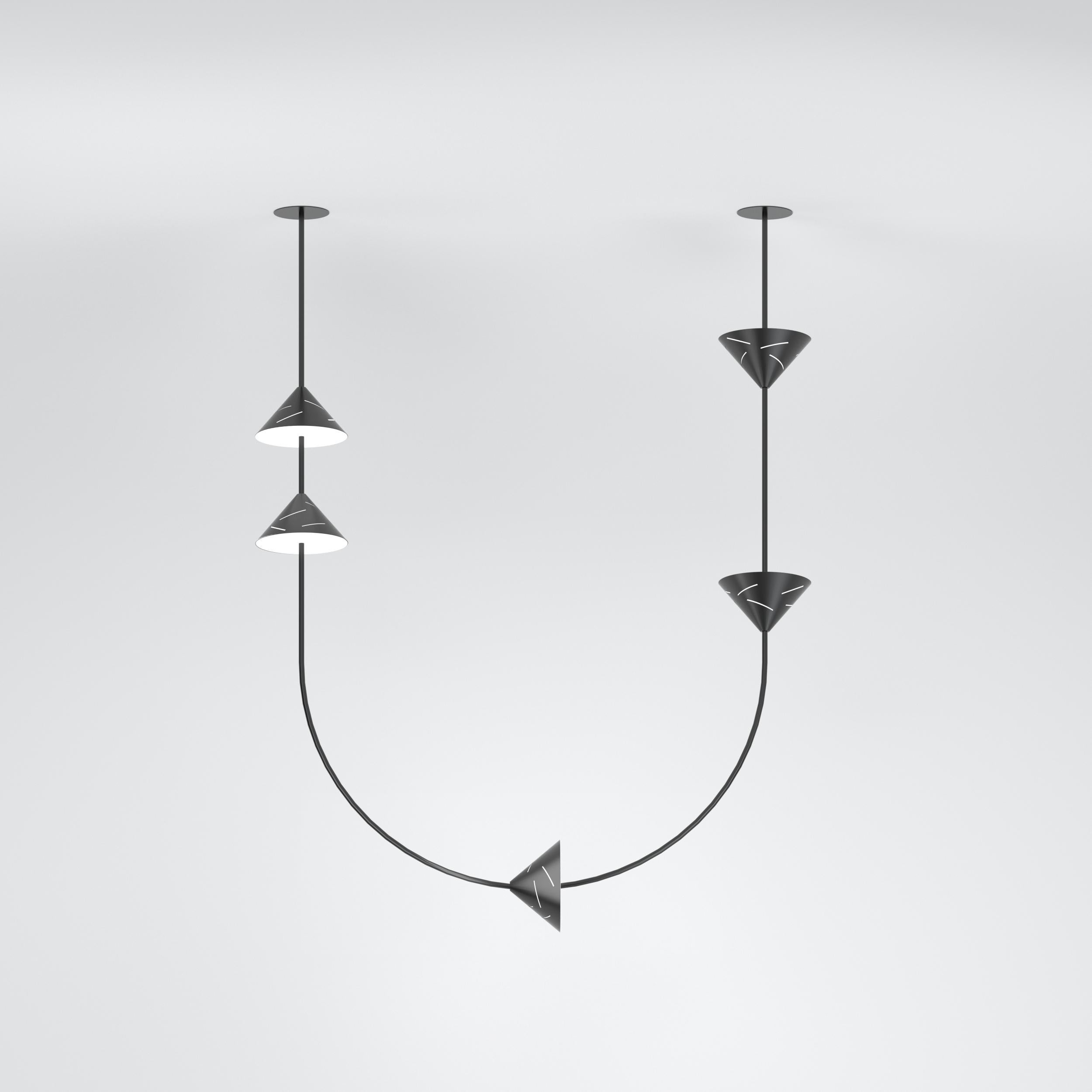 Lampada a sospensione a U in argento di Atelier A Light
Dimensioni: D 20,5 x L 120 x H 163 cm.
Materiali: Metallo verniciato a polvere nero.

Disponibile in bianco, nero, colore o ottone.

Tutte le nostre lampade possono essere cablate a seconda del