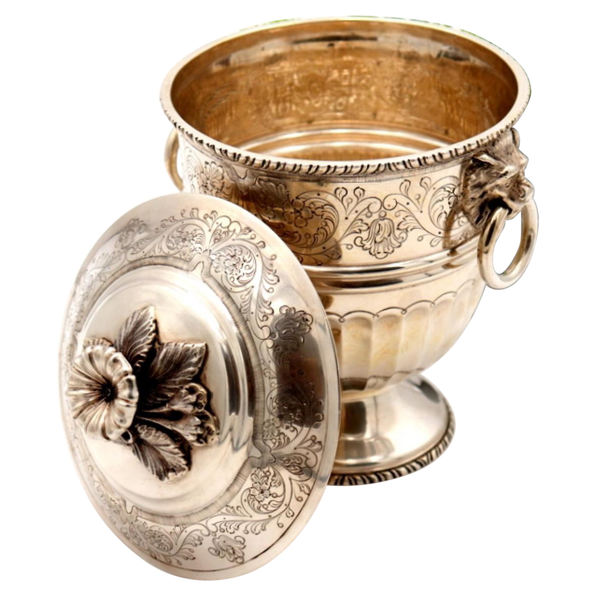 Urne en argent avec têtes de lion gravées et anneaux en vente