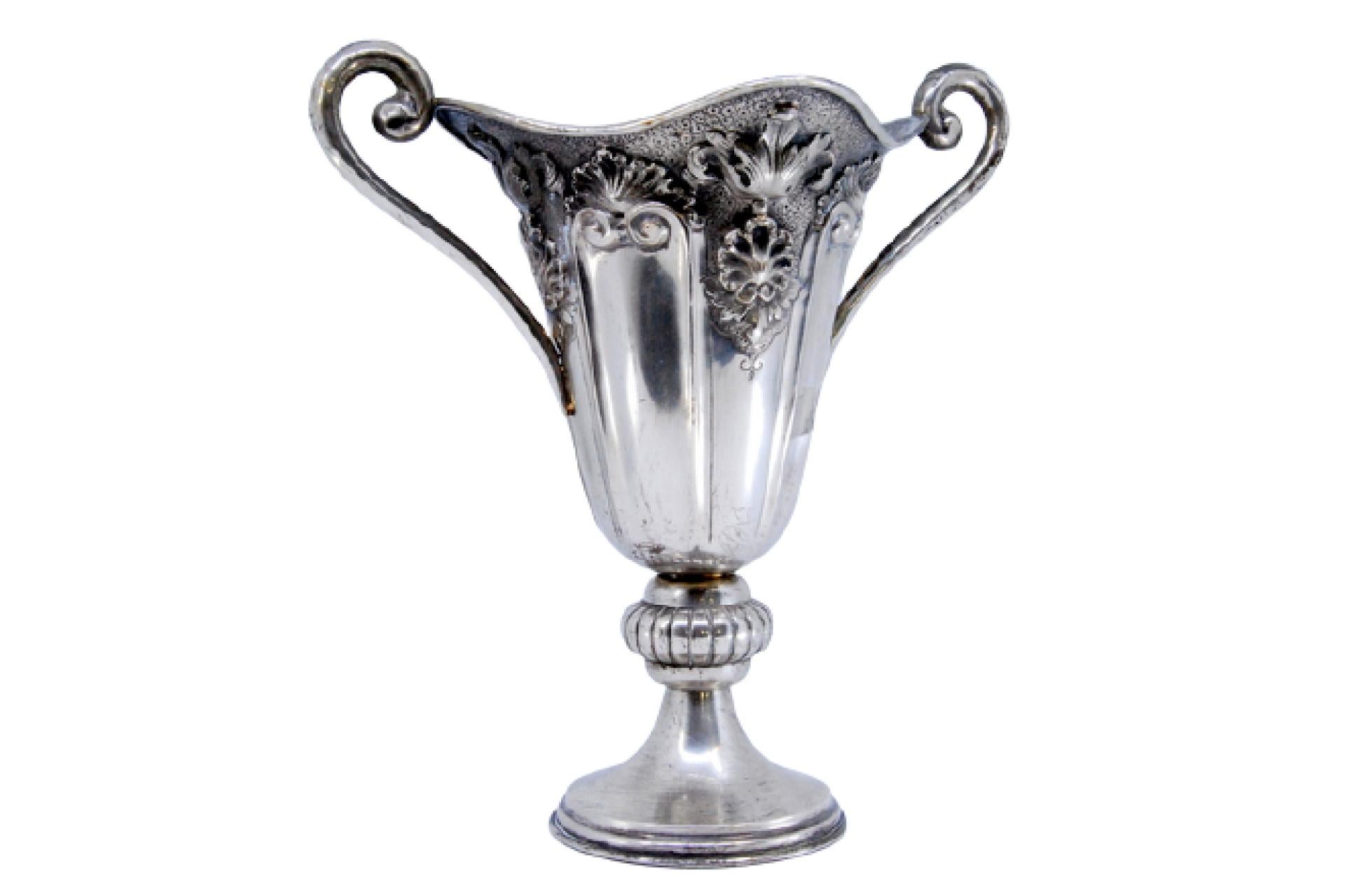 Silver vase embossed with shells, garlands, fluting and openwork handles For Sale