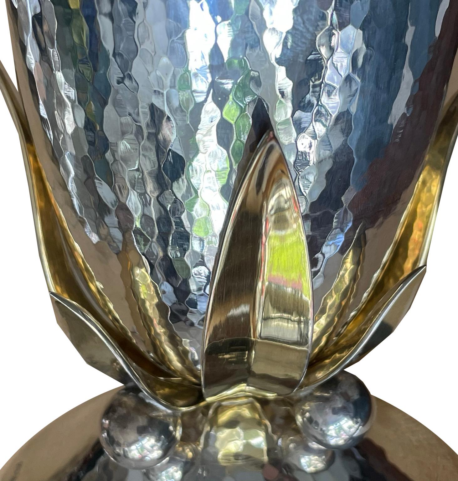 Die Faszination einer Hemmerle Silbervase
Die exquisite Silbervase von Hemmerle, die zwischen 1950 und 1960 hergestellt wurde, ist ein Zeugnis der Kunstfertigkeit und des handwerklichen Könnens dieses renommierten Münchner Juweliers. Dieses