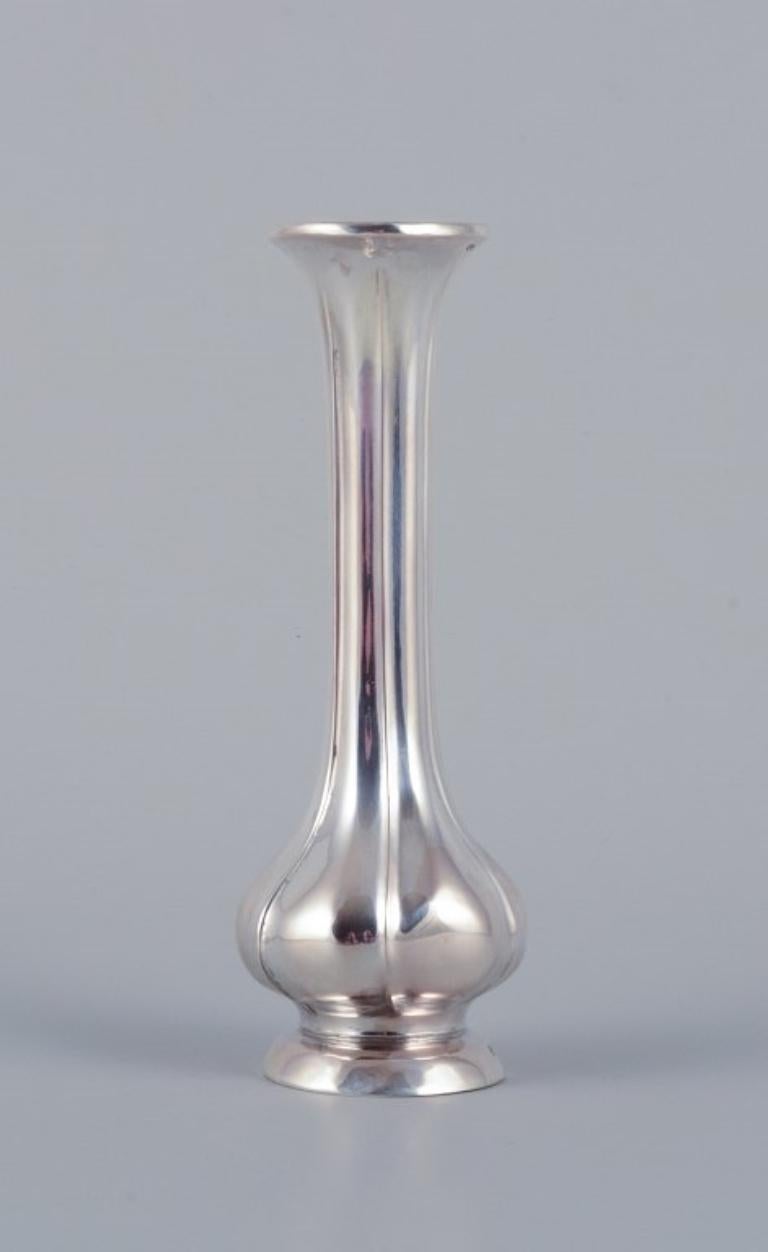 Silberne Vase in klassischem Design. 885 Silber.
Ungefähr in den 1930er Jahren.
In ausgezeichnetem Zustand.
Abmessungen: Höhe 12,3 cm x Durchmesser 4,3 cm.
