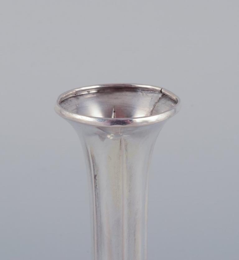 Silberne Vase in klassischem Design. Ca. 1930er Jahre.  (Unbekannt) im Angebot