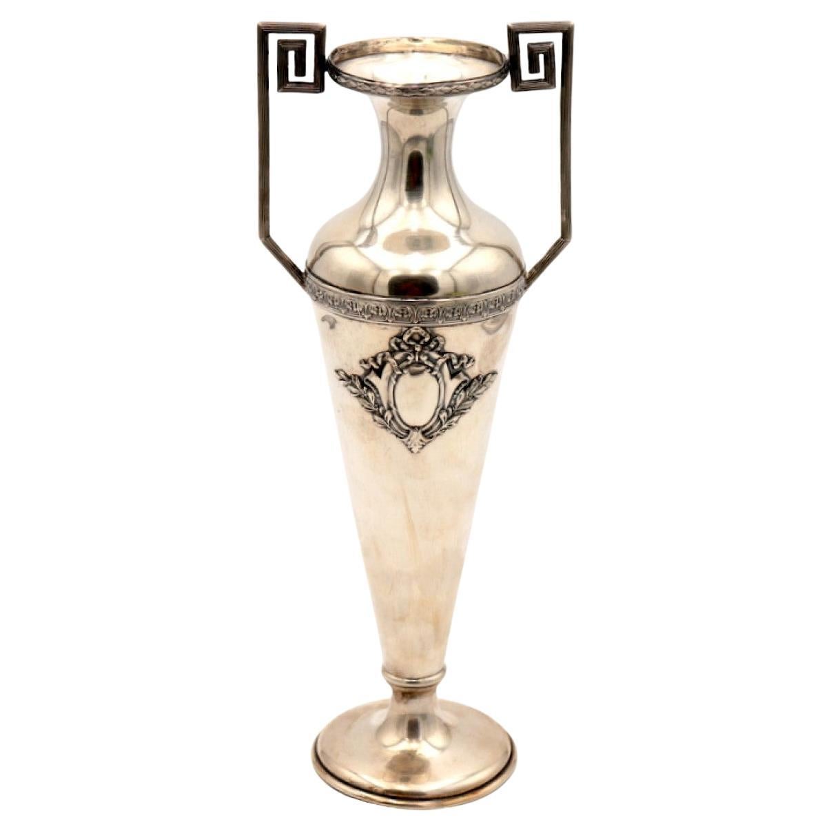 Silver vase w/ reliefs, monogram card w/ two beaded handles 
circular base en venta