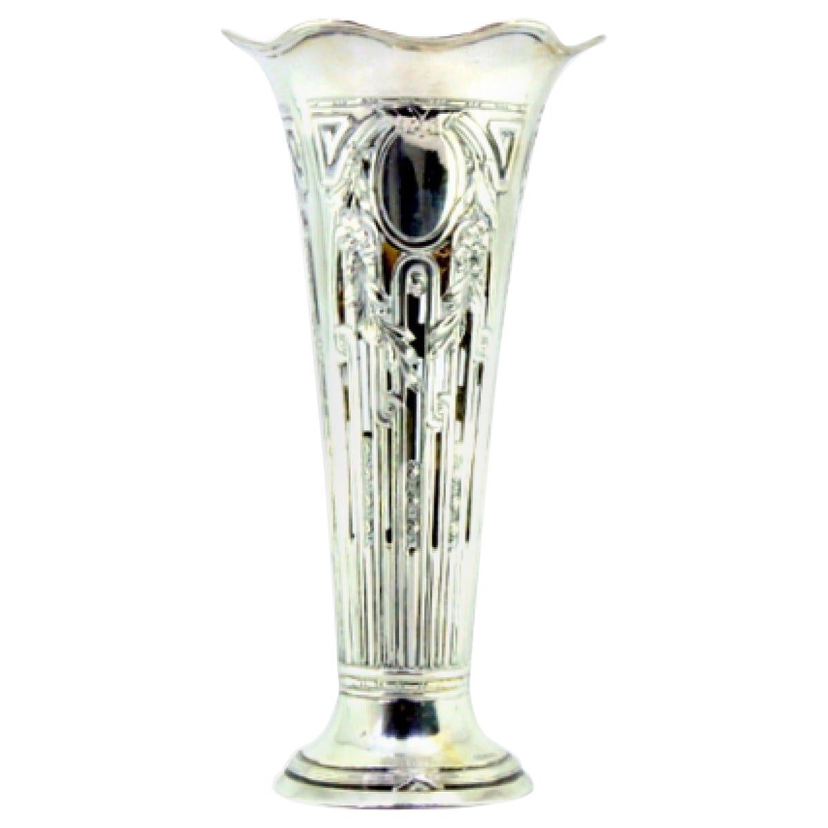 Vase en Silver avec des motifs floraux suspendus autour de cartes de monogramme et des bords ondulés. en vente