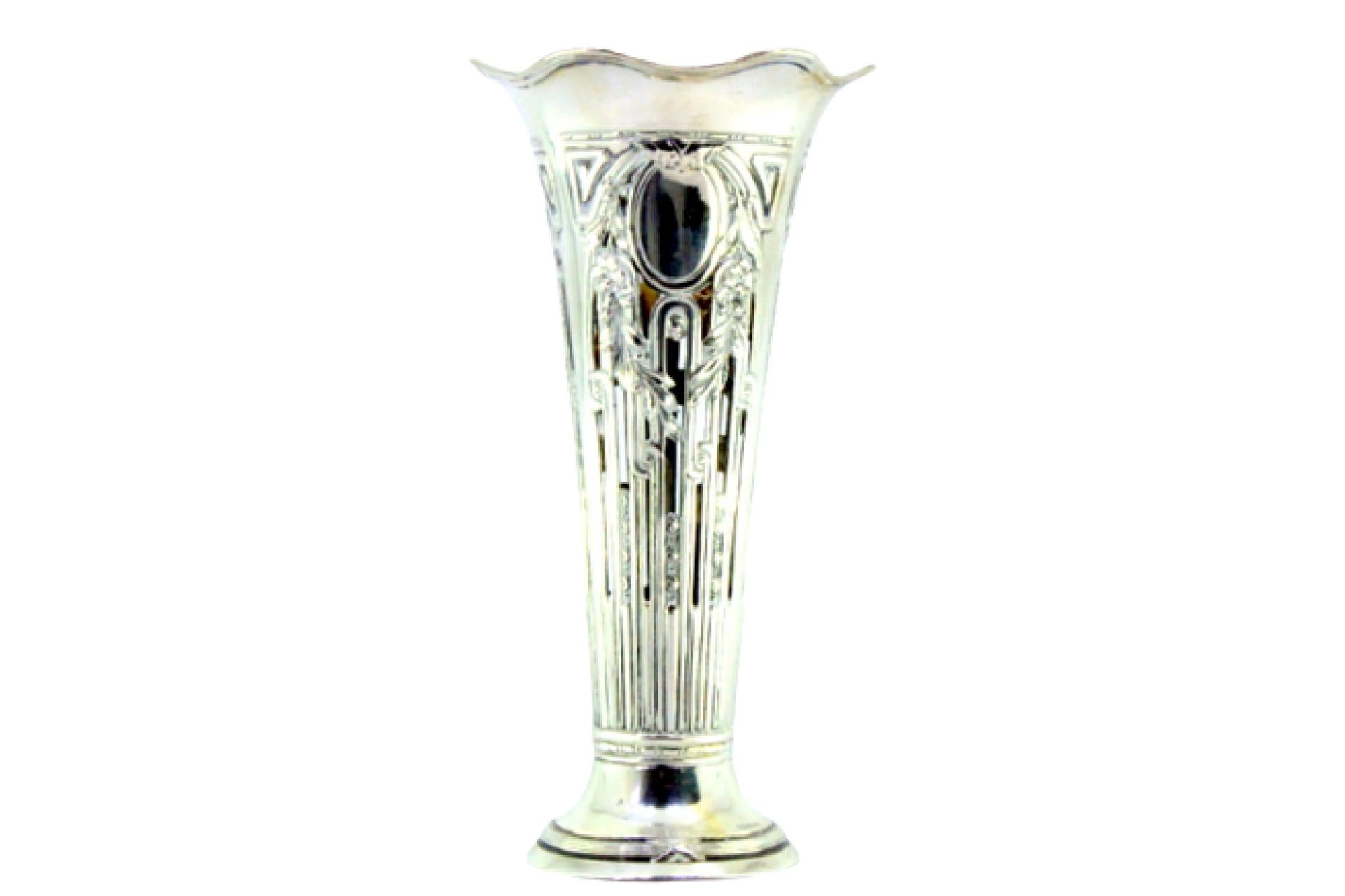 Silver vase with floral motifs suspended around monogram cards and wavy edges For Sale