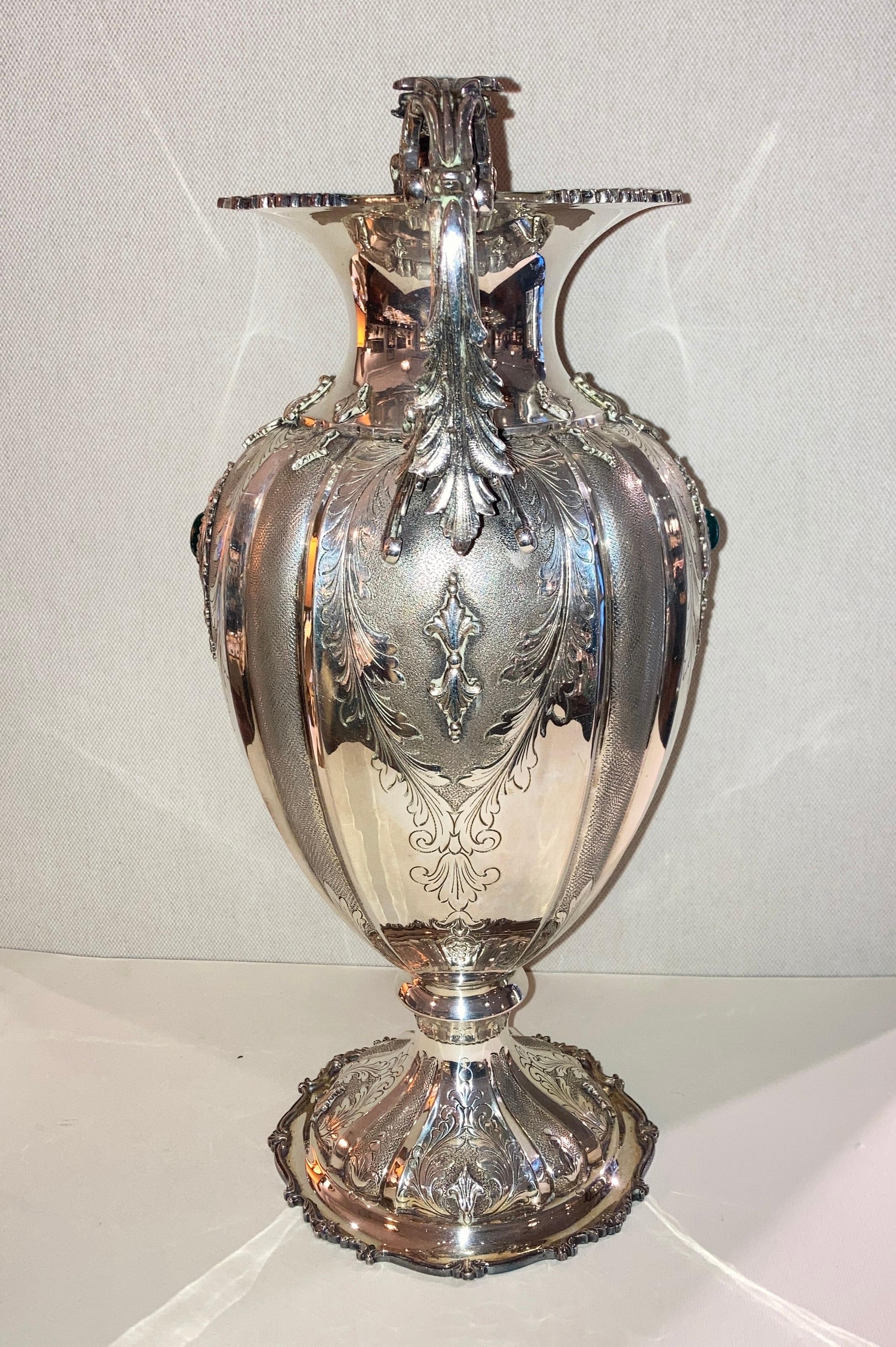 Silver (800 °°°) vase with chiseled handles and two green agates, 1960 manufacture.
weight 1100gr.
