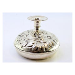 Vaso in argento con motivi floreali in rilievo e base circolare