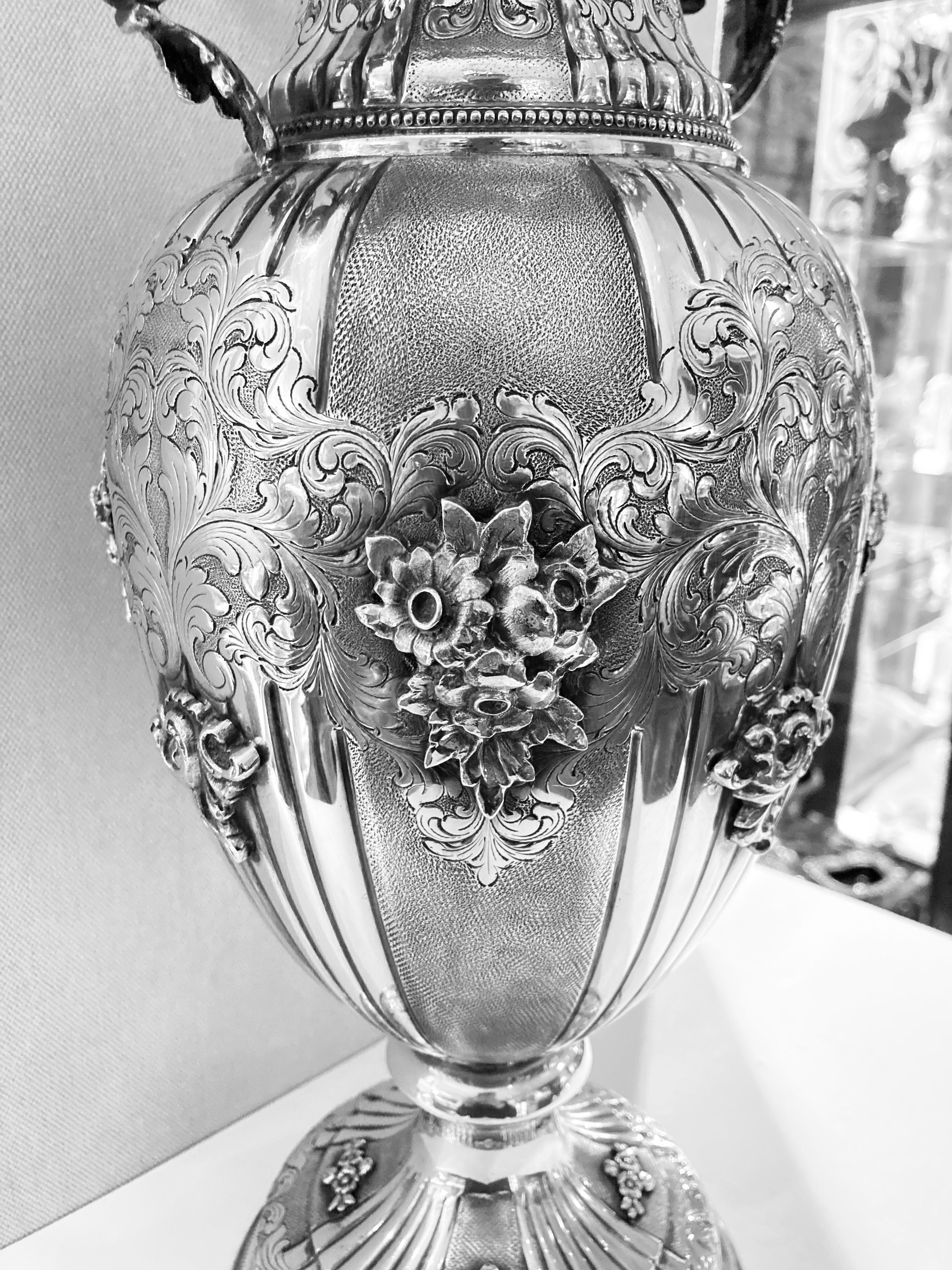 Silver Vase with Renaissance Style with Handles In Good Condition For Sale In Palermo, IT