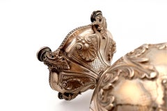 Vaso in argento con rilievi di conchiglie