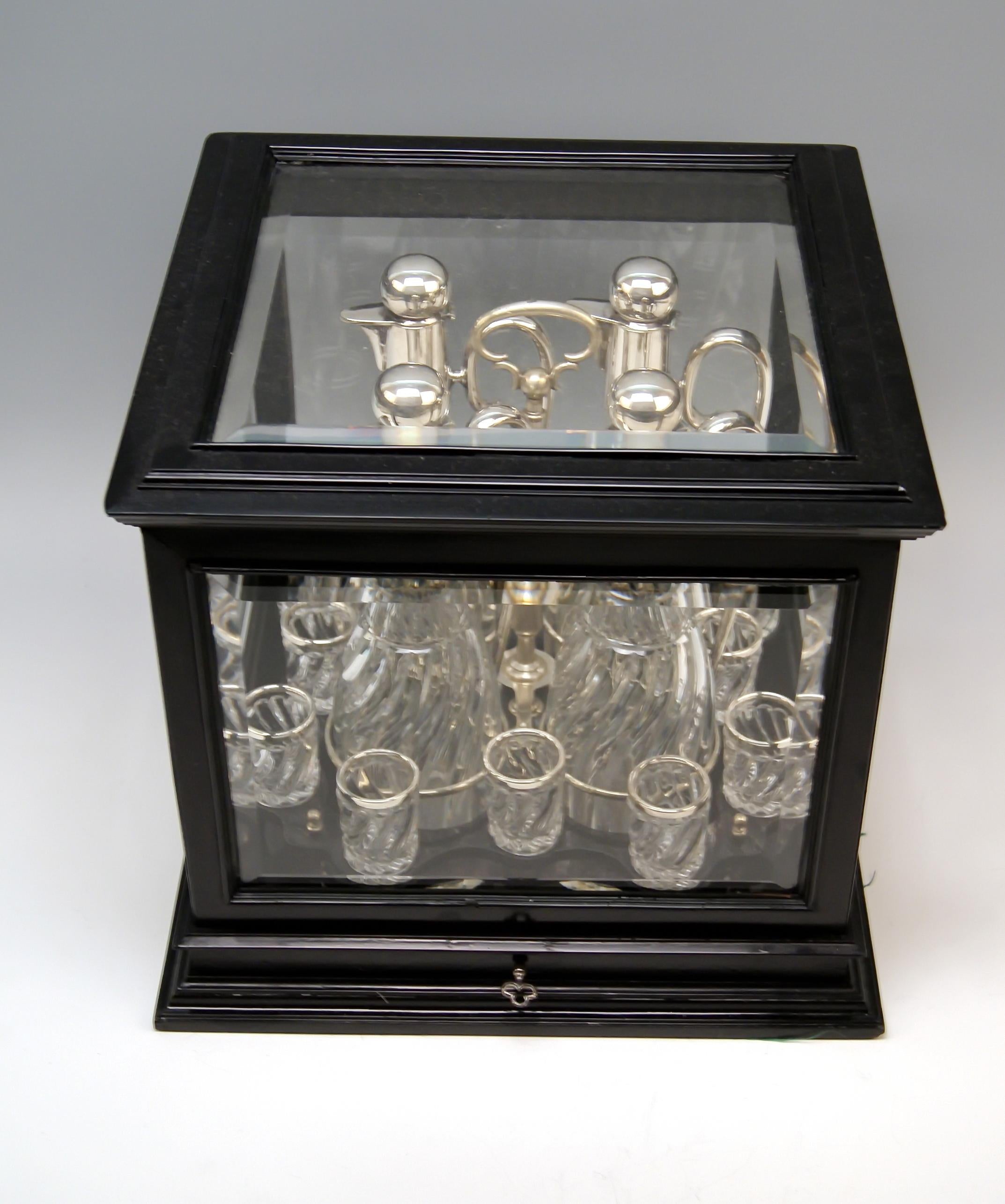 Autrichien Ensemble de carafes à liqueur en argent de Vienne de seize pièces Vitrine de présentation fabriquée en 1905 en vente