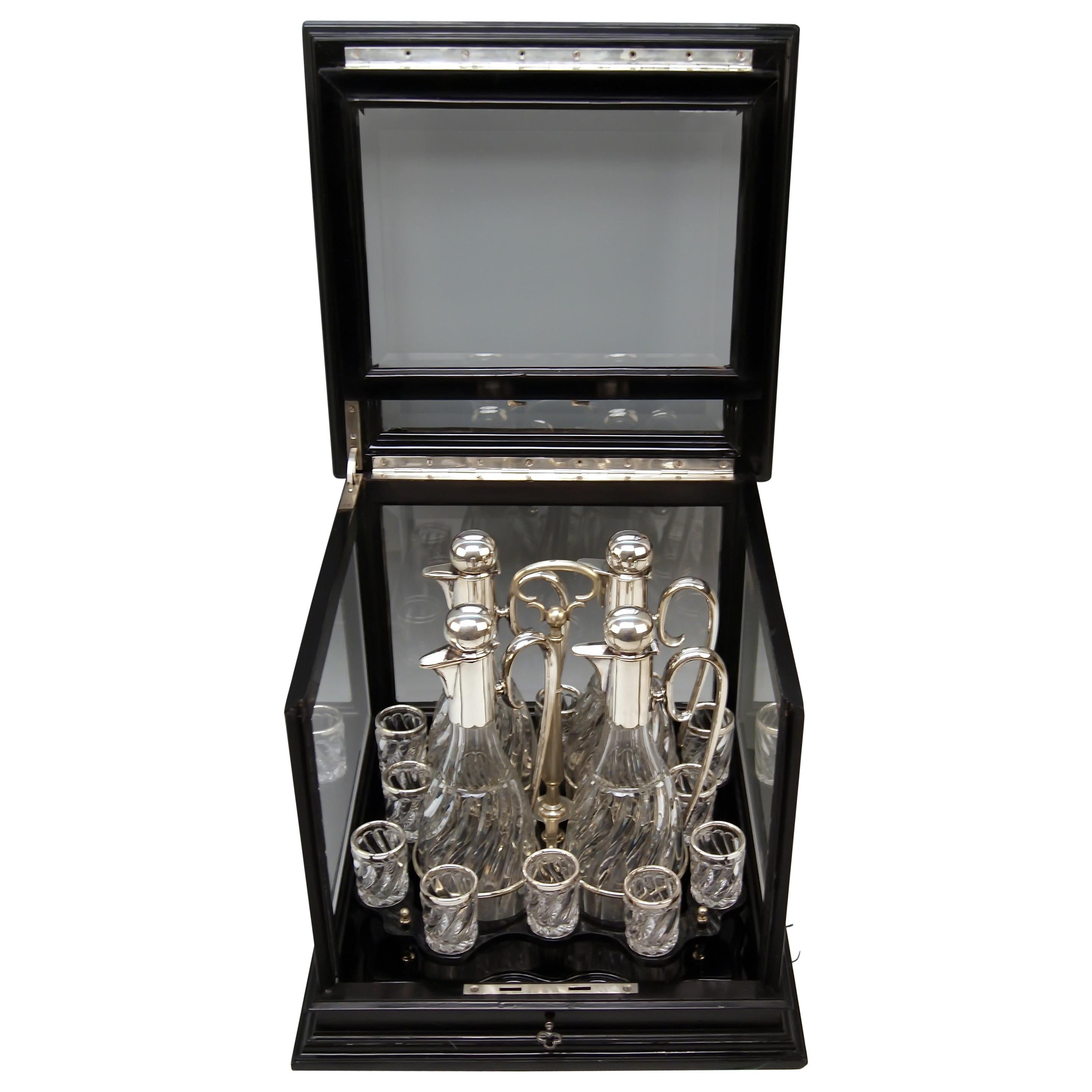 Set di liquori d'argento Vienna Decanter Bicchieri Sedici Pezzi Vetrina Made 1905