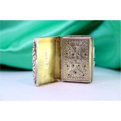 Silberne Vinaigrette-Dose mit Gravur, Monogramm-Karte auf dem Deckel und goldener Innenausstattung