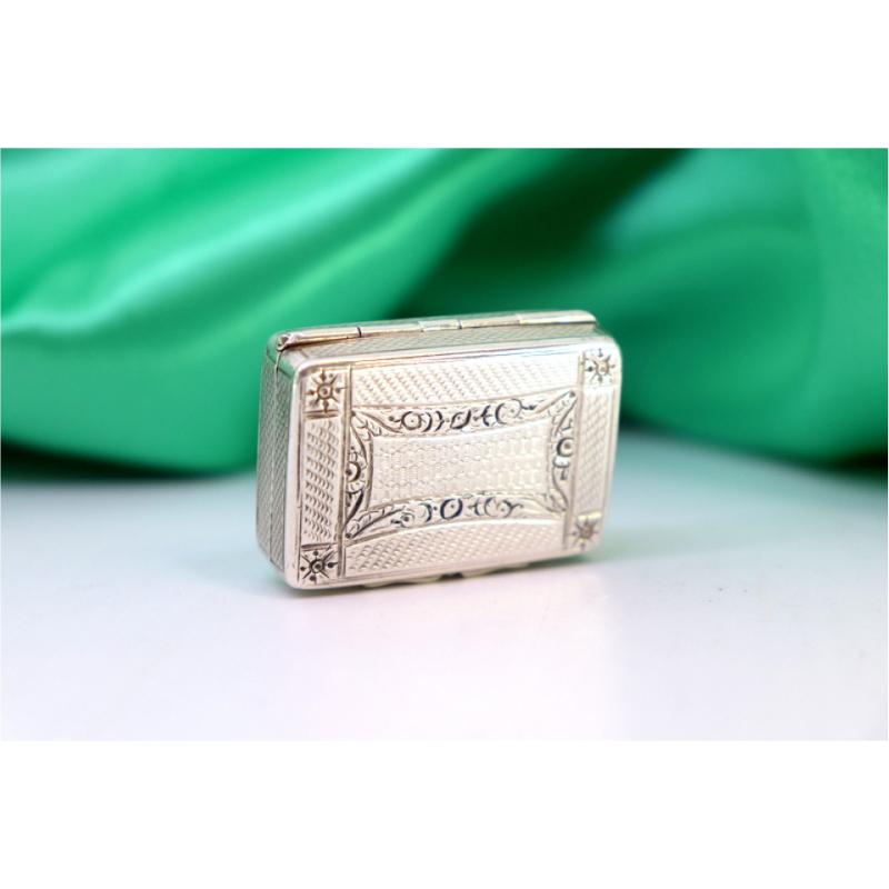 Silver vinaigrette box w/ engraving, monogram card on the lid & gold interior In Good Condition For Sale In Porto, PT