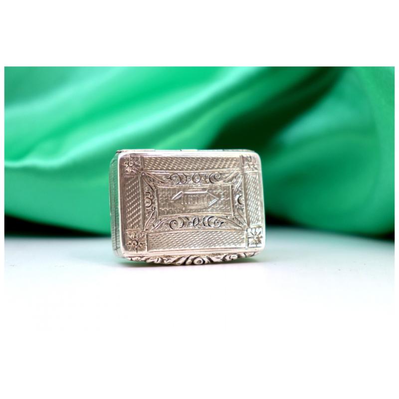 Silver vinaigrette box w/ engraving, monogram card on the lid & gold interior For Sale 1