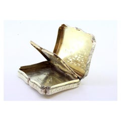 Caja vinagrera de plata con relieves florales y monograma en la tapa e interior dorado