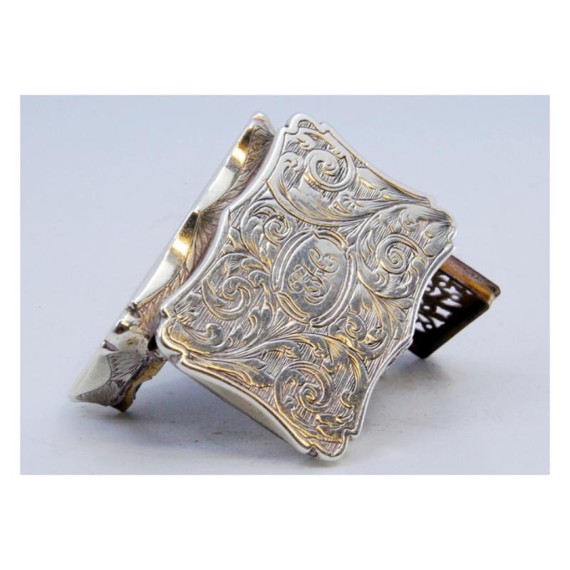 European Silver vinaigrette box with engraved lid and Victorian hanging ring For Sale