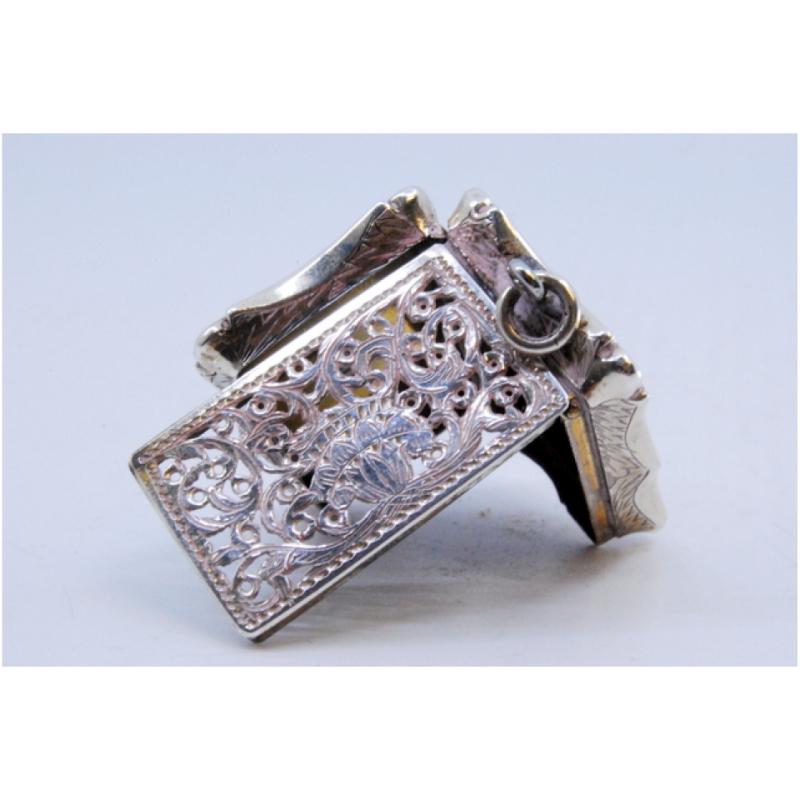 Silver vinaigrette box with engraved lid and Victorian hanging ring In Good Condition For Sale In Porto, PT