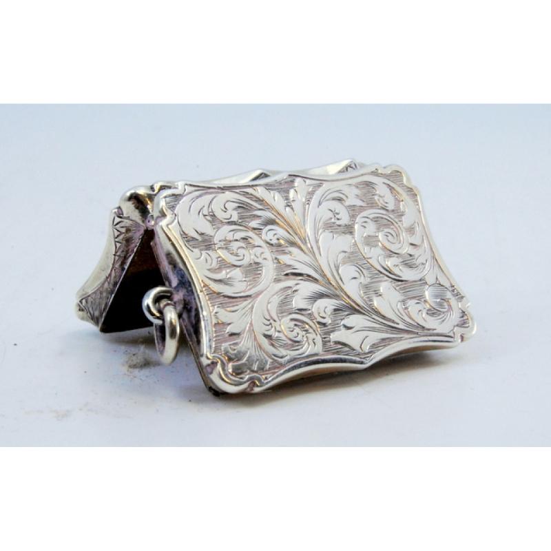 19th Century Silver vinaigrette box with engraved lid and Victorian hanging ring For Sale