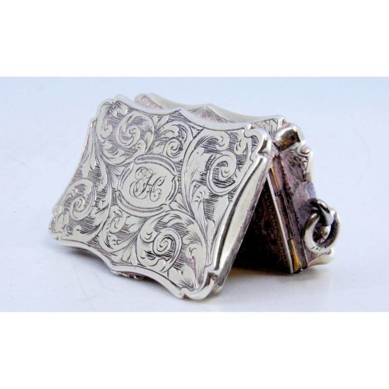 Silver vinaigrette box with engraved lid and Victorian hanging ring For Sale 1