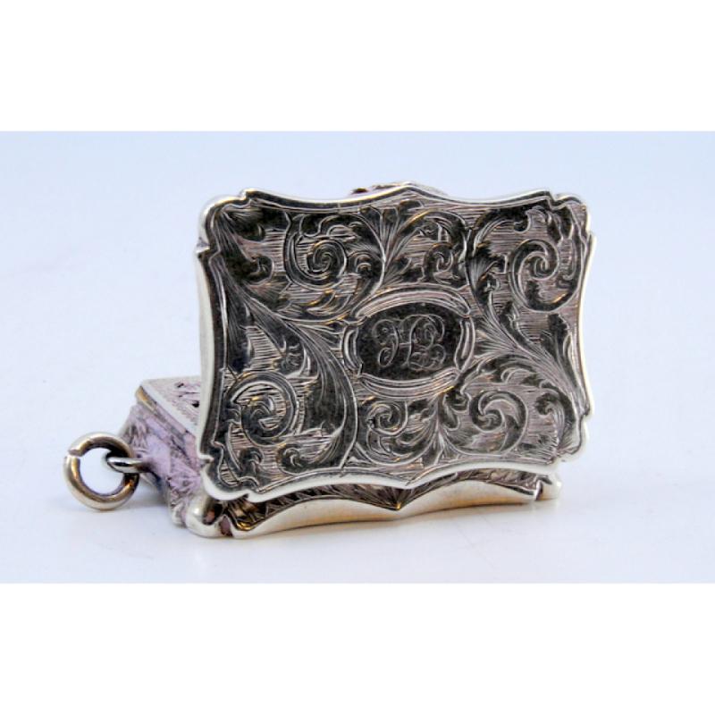 Silver vinaigrette box with engraved lid and Victorian hanging ring For Sale 3