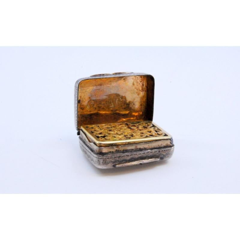 Description: Silver vinaigrette box with gilded interior and decorated with engravings from the George IV period. Metal: Silver. Origin: English. Brand: Birmingham. Weight: 6.63 grams. Dimensions: 2.1x1.5cm. Content: 925/1000. Assay Mark: Yes, 1836