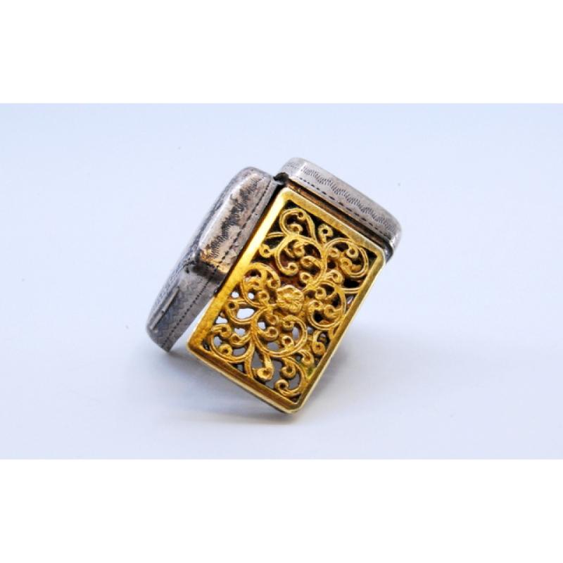 Silver vinaigrette box with gilded interior and engravings, George IV period For Sale 1