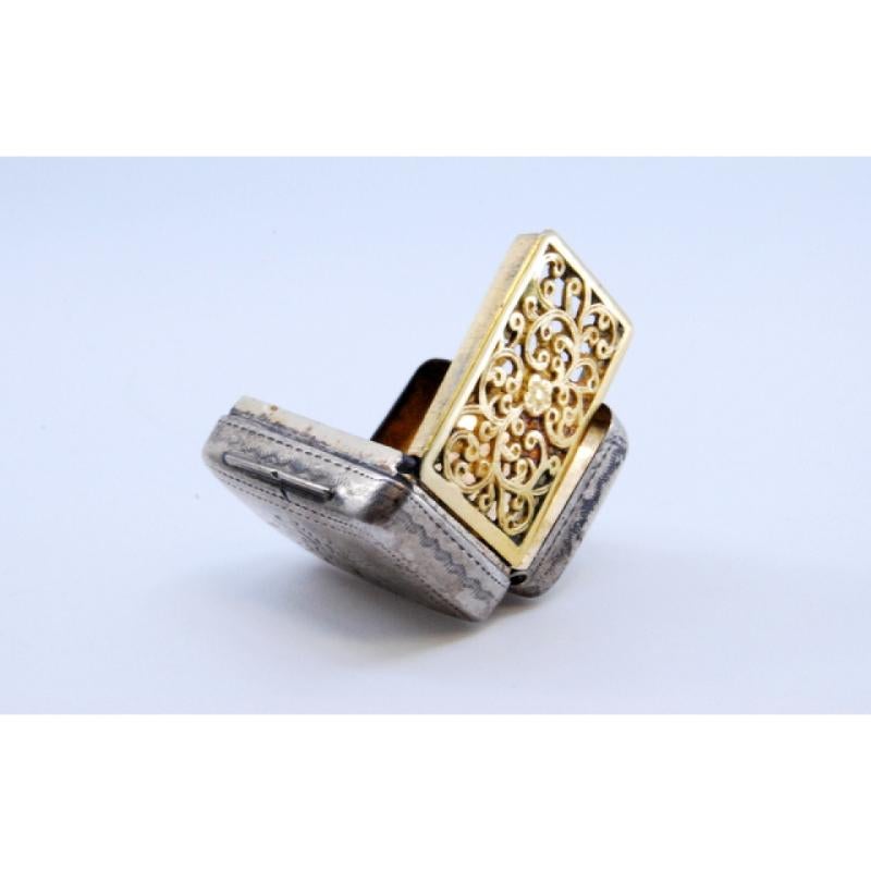 Silver vinaigrette box with gilded interior and engravings, George IV period For Sale 2