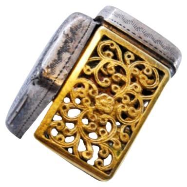 Silver vinaigrette box with gilded interior and engravings, George IV period