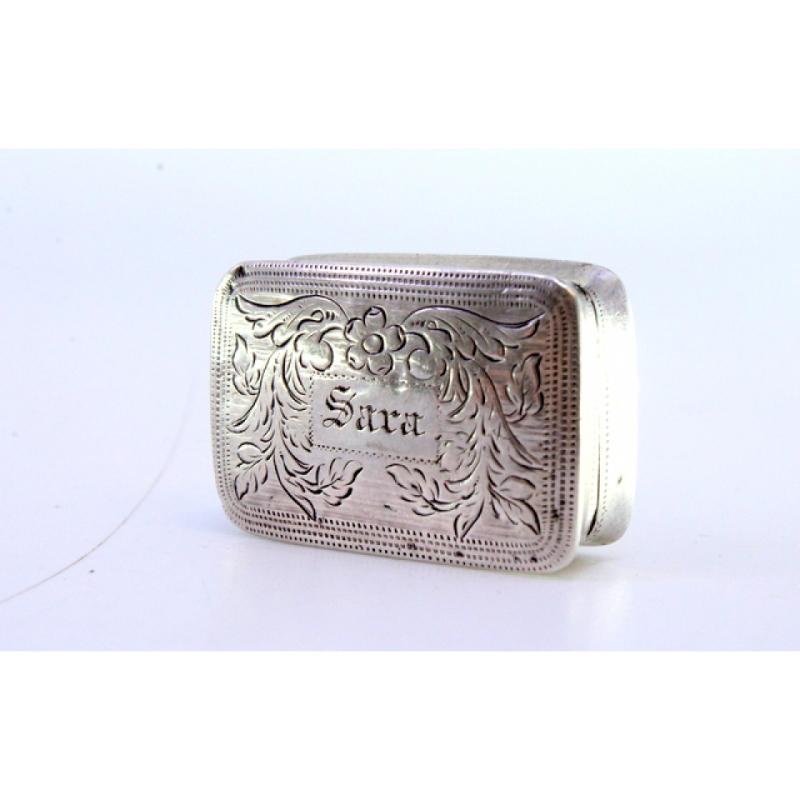 19th Century Silver vinaigrette box with guilloche lid motifs, Victorian period For Sale