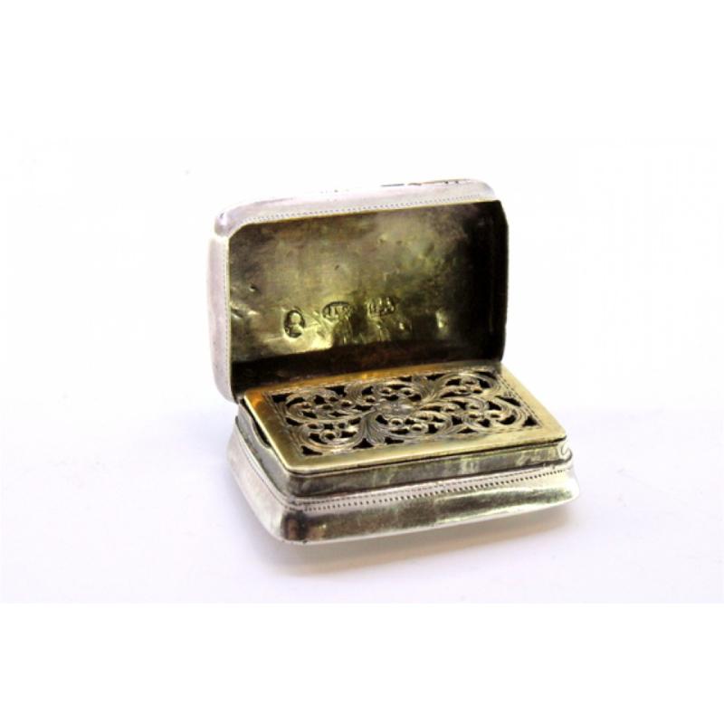 Silver vinaigrette box with guilloche lid motifs, Victorian period For Sale 2