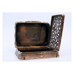 Vinaigrette-Dose aus Silber mit Schnörkelgravuren und Applikationen auf dem Gehäuse