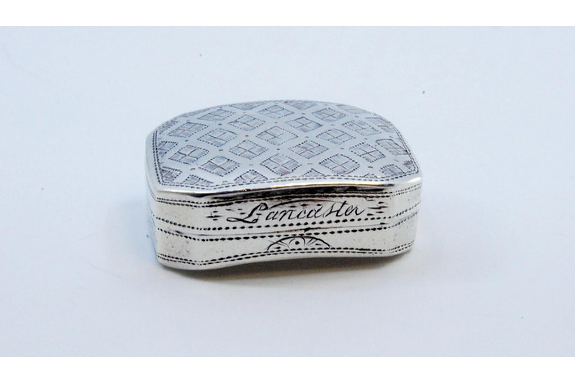 Description: Silver vinaigrette box with asymmetrical engraving on the lid and gilded interior from the George III period. Metal: Silver. Origin: English. Brand: Birmingham. Weight: 12.57 grams. Dimensions: 2.9x2.1cm. Content: 925/1000. Assay Mark: