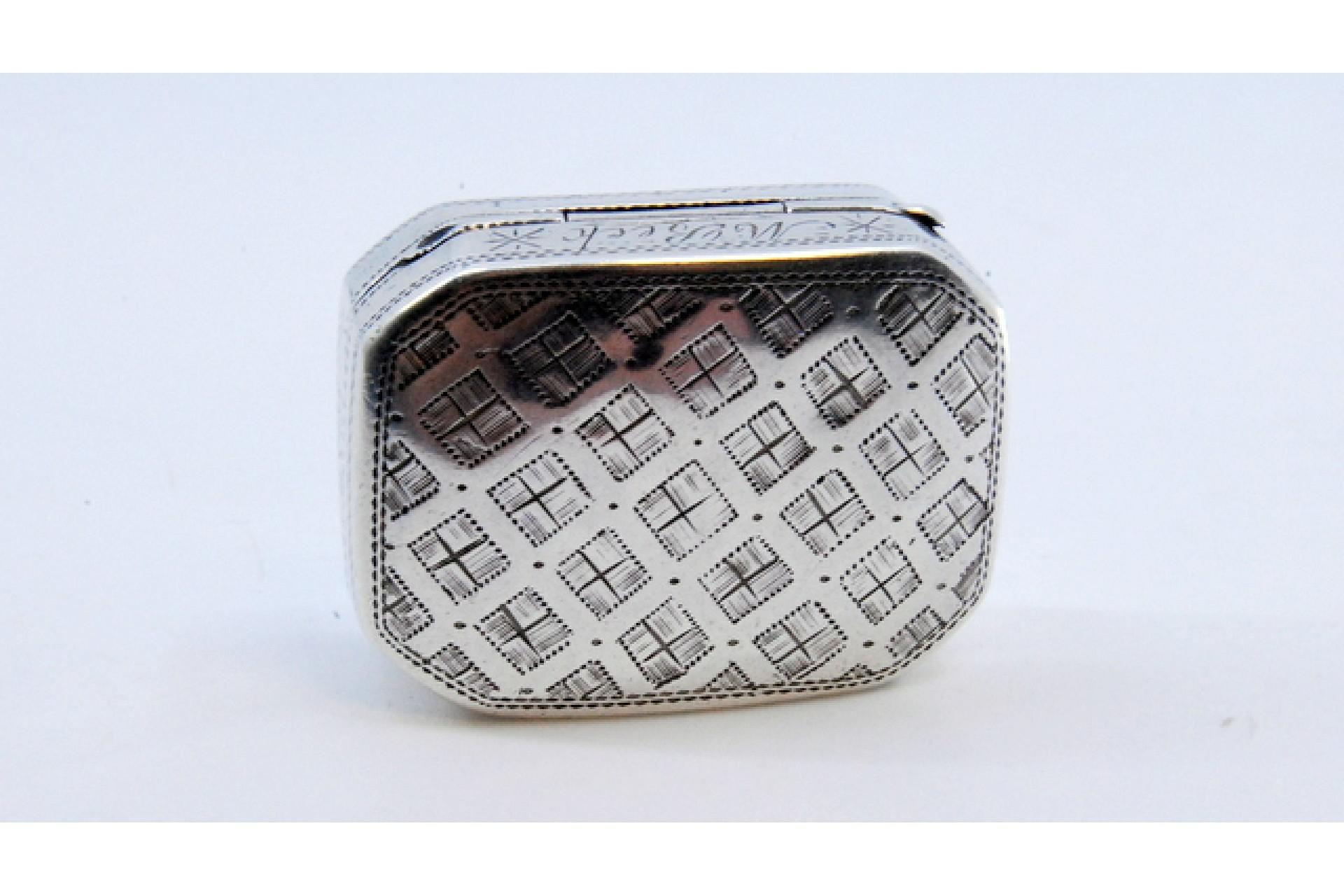 European Silver vinaigrette with asymmetrical lid engraving, George III period For Sale