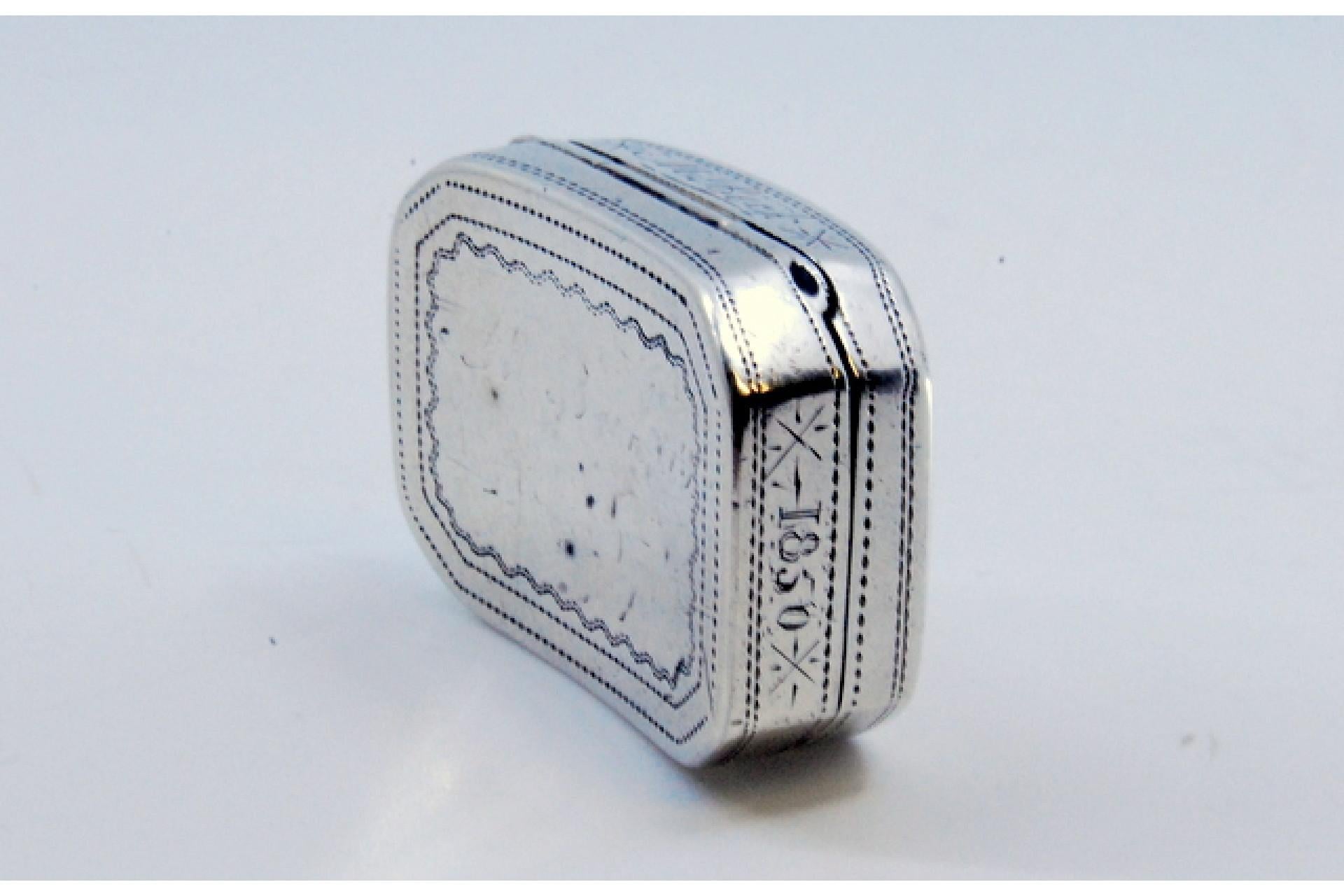 Silver vinaigrette with asymmetrical lid engraving, George III period In Good Condition For Sale In Porto, PT