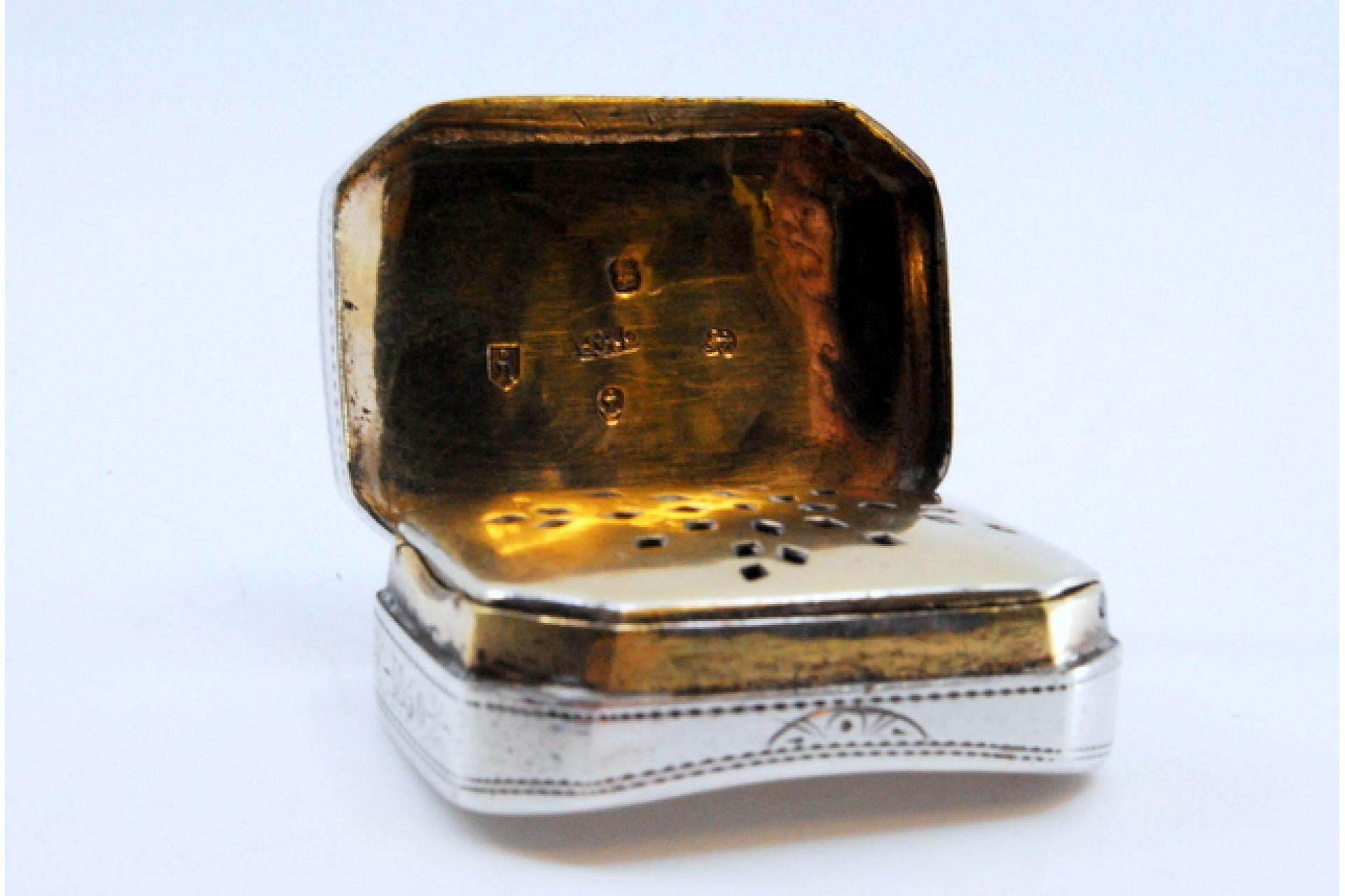 19th Century Silver vinaigrette with asymmetrical lid engraving, George III period For Sale